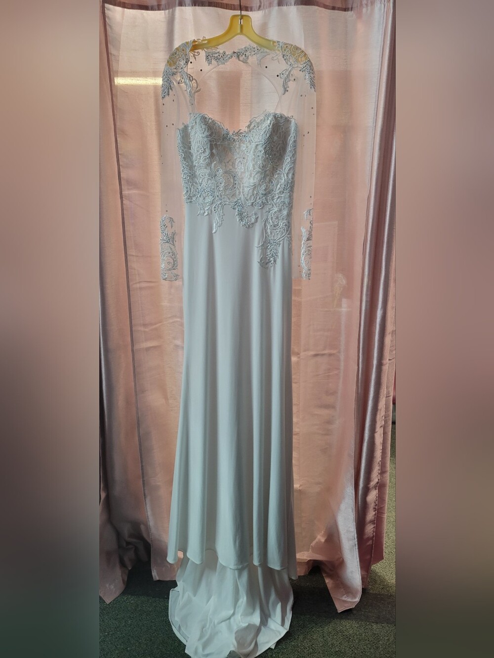 Elegant White Lace Appliqué Long Sleeve Wedding Dress
